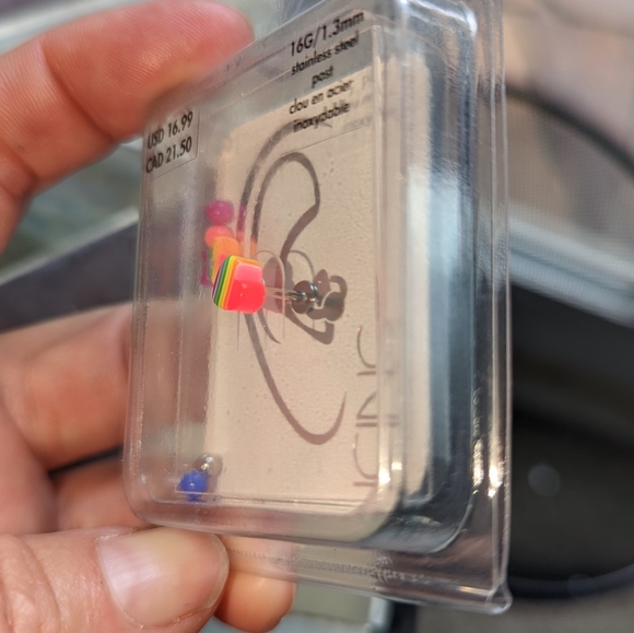 BRAND NEW 16 Guage Rainbow earring with extra interchangeable barbells. - Picture 4 of 5
